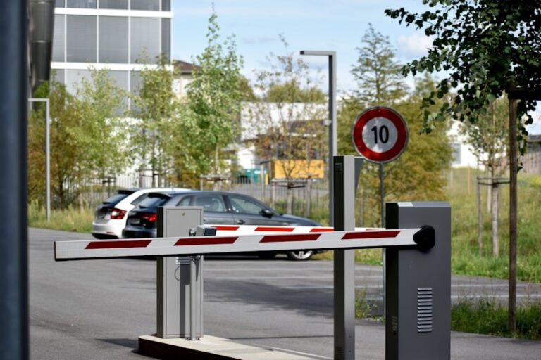 Vjezdová závora před parkovištěm
