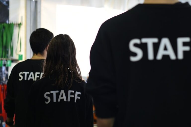 Pracovníci pořadatelské služby v&nbsp;týmovém oblečení na&nbsp;akci