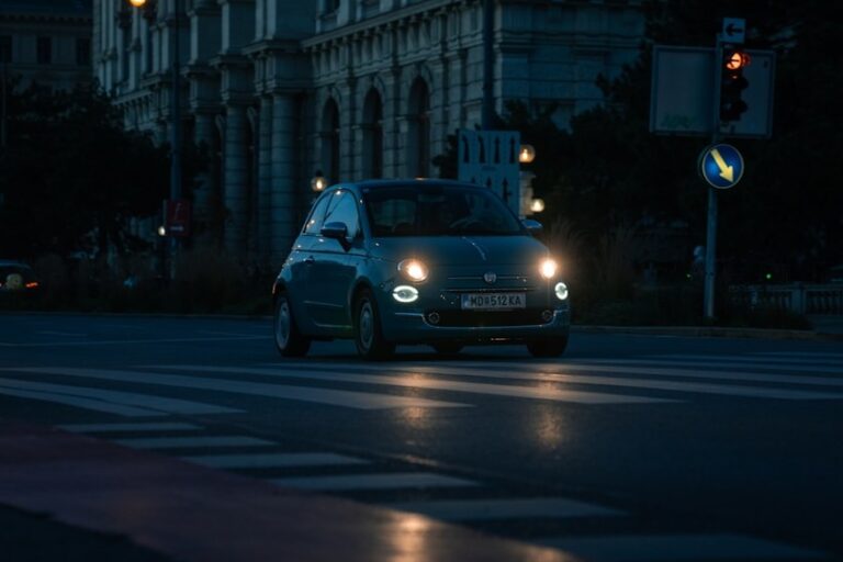 Vozidlo zaparkované v&nbsp;noční ulici